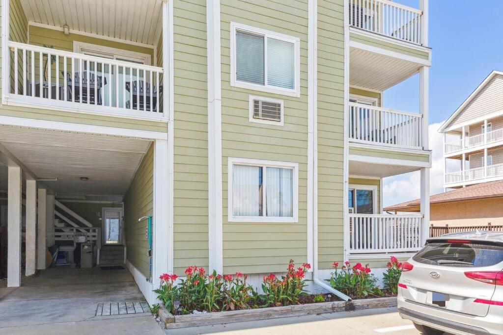 Right Across Beach Pool View Private Balcony By Zen Living Short Term Rental Myrtle Beach Exterior photo